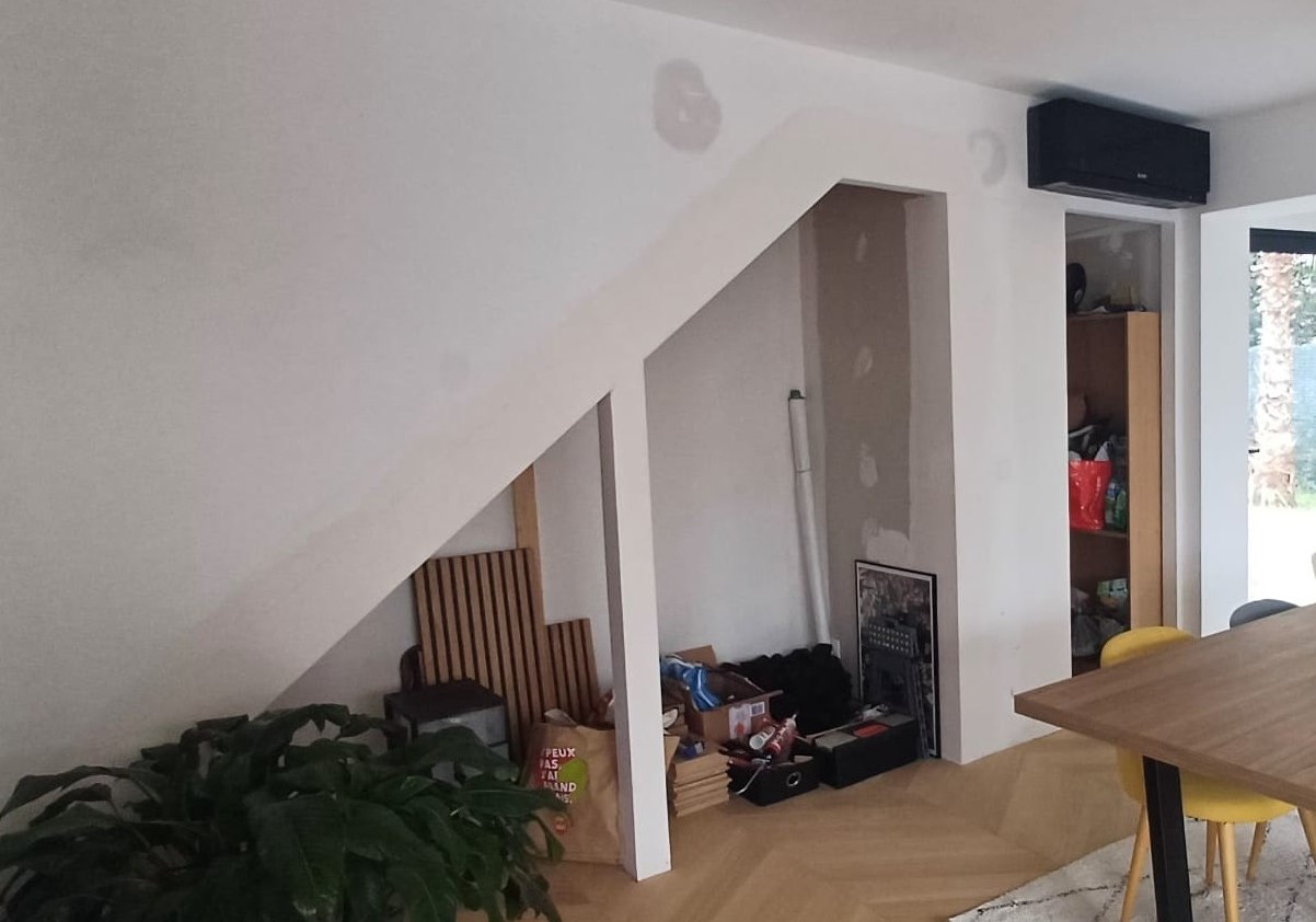 Avant le projet d'aménagement sous escalier